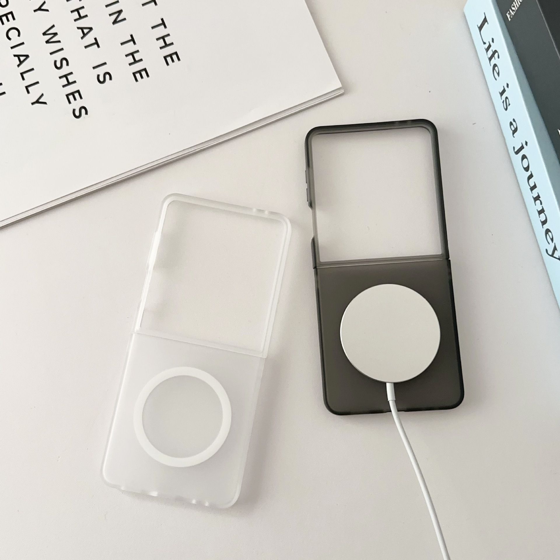 Husa telefon compatibila cu Samsung Galaxy Z Flip7, Protectie Colturi, MagSafe, Alb Mat Transparent