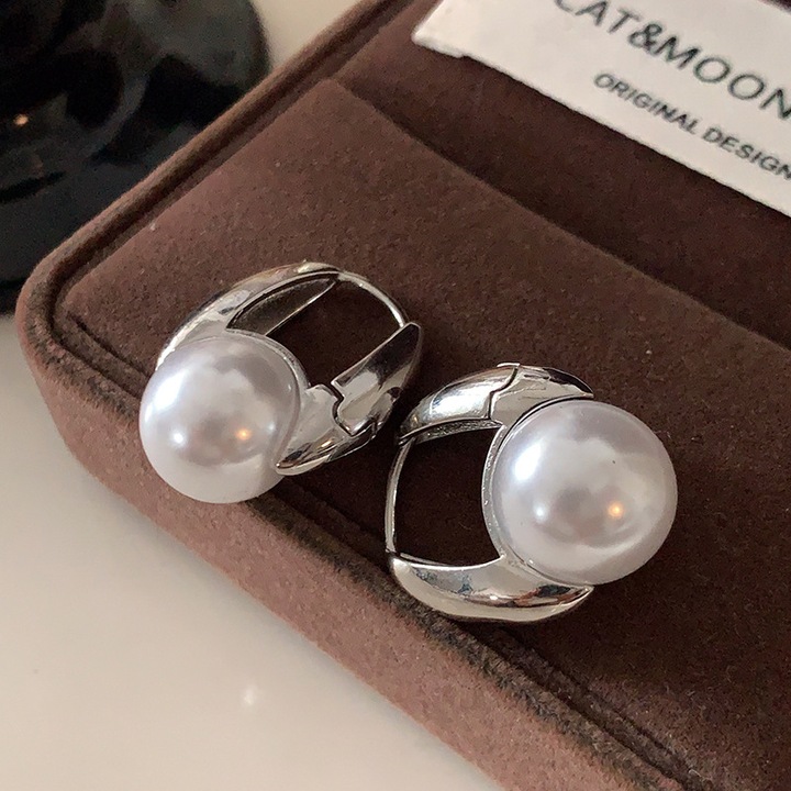 Cercei cu perla alba 10 mm si inchidere tip hoop placata cu aur 14K S925 pin antialergic cercei eleganti pentru femei