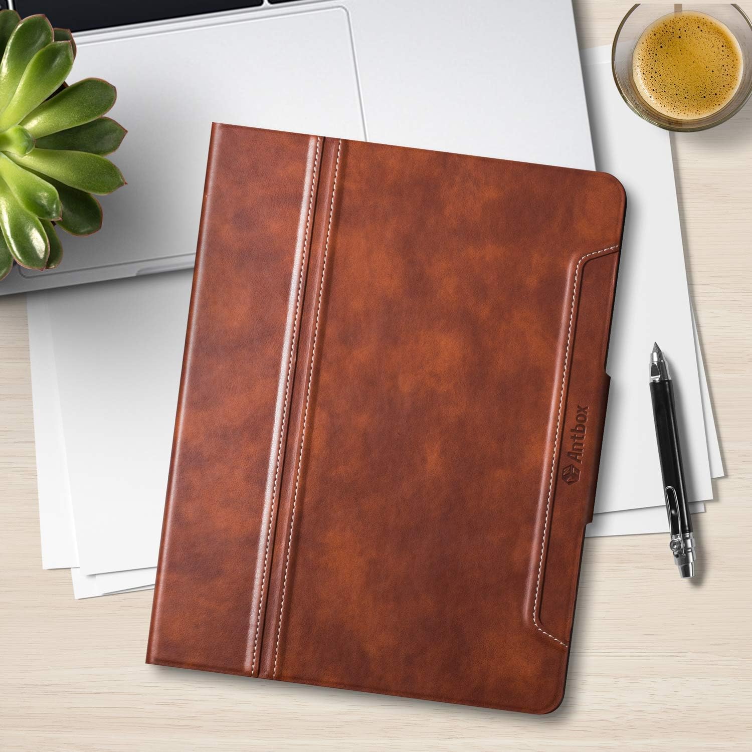 Husa pentru tableta iPad 10.2” (Generatiile 9/8/7) – Suport Apple Pencil, Spate TPU Flexibil, Functie Auto Sleep/Wake, Stand Ergonomic pentru Tastare si Vizionare, Maro