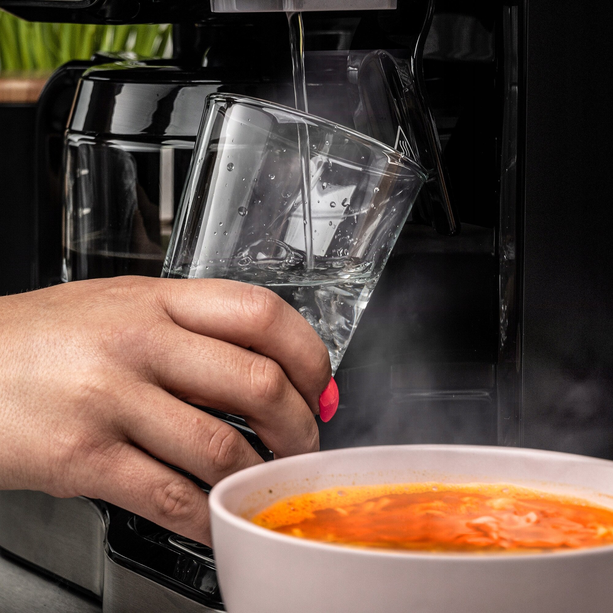 Cafetiere 2in1 Yoer INOX, 1900W, 1,8L, negru cu elemente argintii, dozator apă fierbinte, filtru reutilizabil, dimensiuni 35,5x25,3x21,5cm
