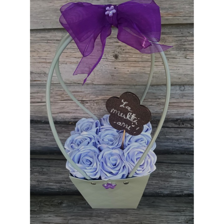Aranjament floral cu tablita personalizabila, punga carton, 9 trandafiri din satin, lila
