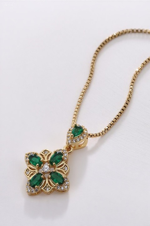 Lant din Titan cu Pandantiv Auriu si Piatra Pretioasa, Design Modern, Reglabil, pentru Femei