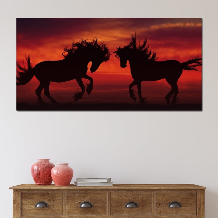 Премиум картина върху платно, LuxCanva® M1350, Танц в пламъците на залеза, 50 X 100 см, 100% памучно платно 400 г/м2, дървена рамка, Силуети, Коне, Сенки, Танц, Залез, Хоризонт, Небе, Червено, Дух, Свобода, Офис, Хол, Детска стая