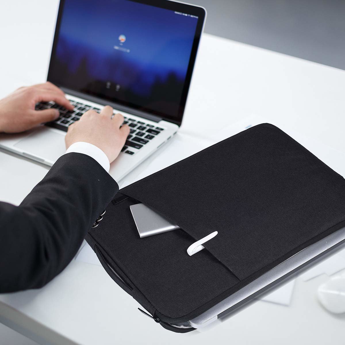 Husa laptop 15.4 inch, impermeabil, cu buzunar suplimentar, neagra, 38.5x27x3cm