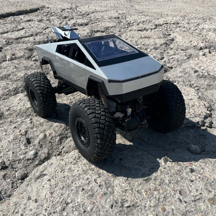 Tesla Monster Truck RC autó, 1:8 méretarányú terepjáró 14 cm-es gumiabroncsokkal, LED fényeffektusokkal, újratölthető akkumulátorral, távirányítóval, szürke