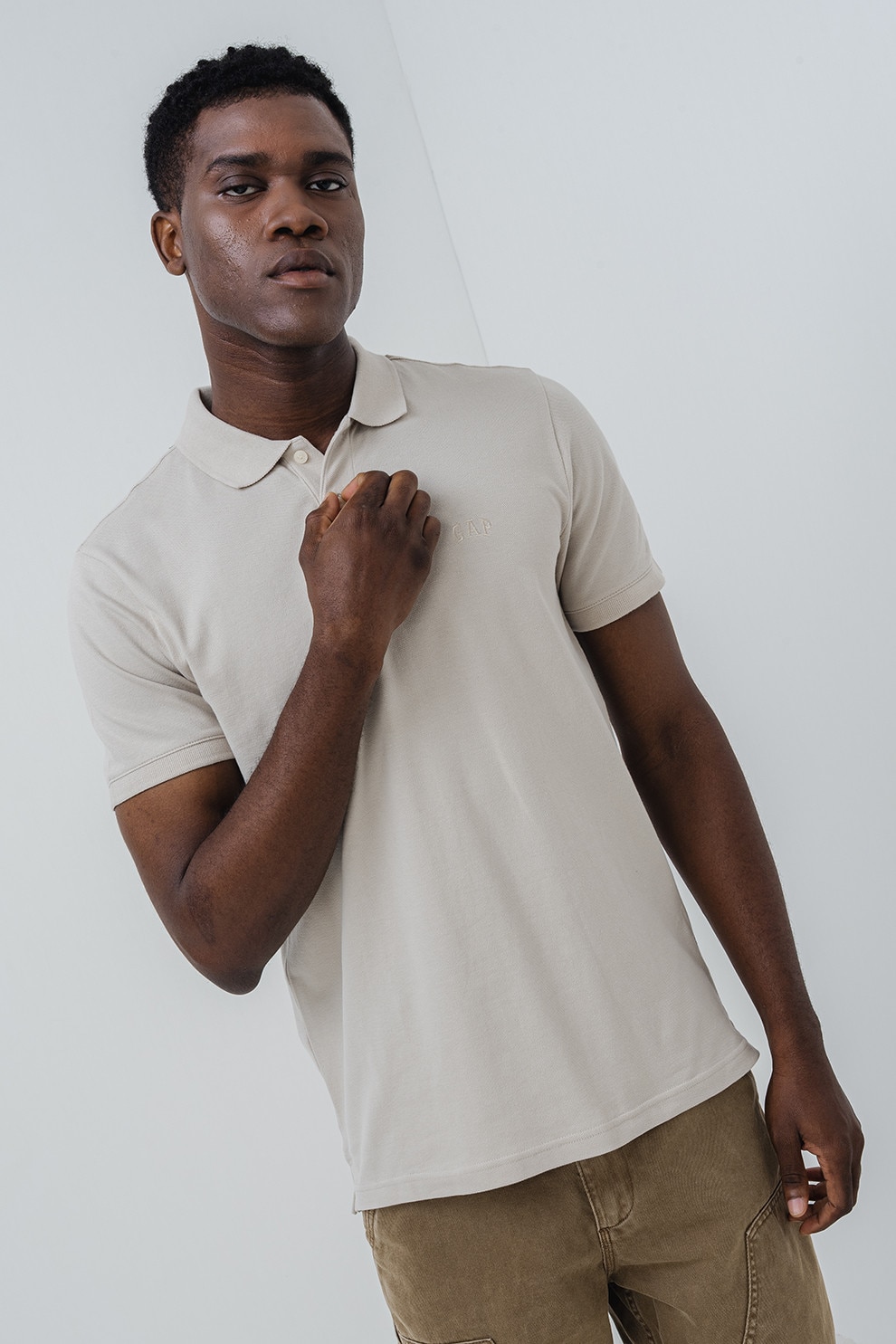 GAP, Tricou polo cu croiala relaxed-fit si logo discret, Maro nisip, L