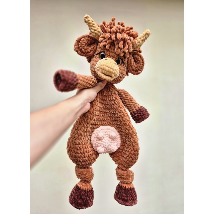 Vacuta Highland crosetata – jucarie mare de imbratisat (corp moale), cadou handmade - 43 cm