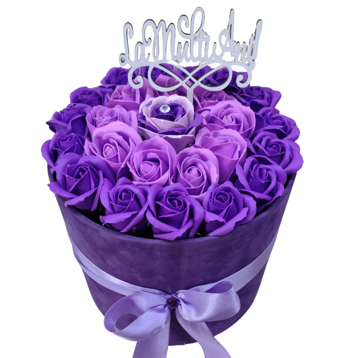 Aranjament floral in cutie catifelata mov - decorata cu trandafiri de sapun mov, cu topper decorativ, diametru si inaltime 25 cm