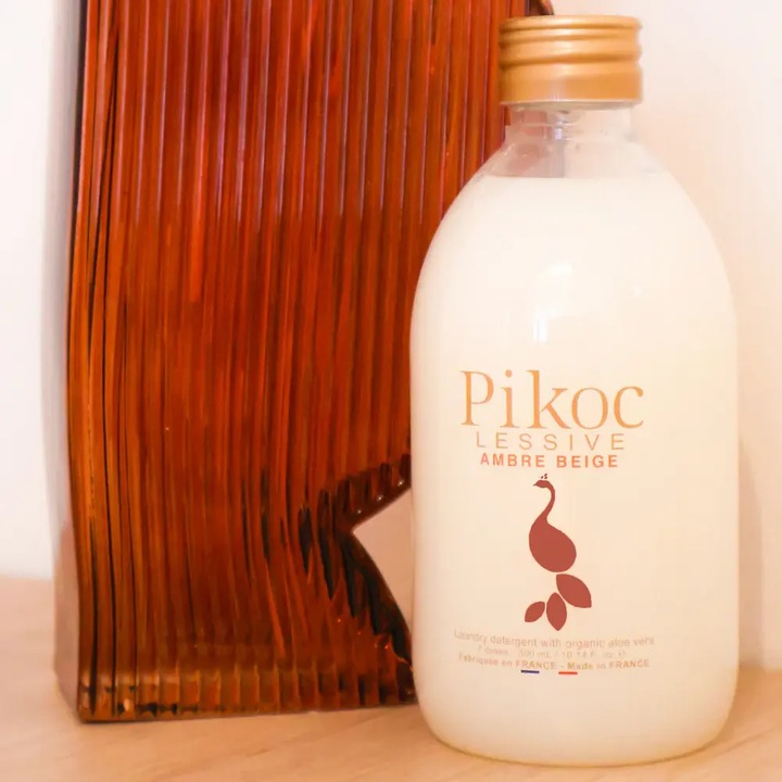 Pikoc prémium mosószer, Ambre Beige, mandula, vanília és kókusz jegyekkel, hipoallergén, minden típusú anyaghoz, aloe vera kivonattal, alacsony hőmérsékleten is hatékony, Franciaországban készült, 300 ml