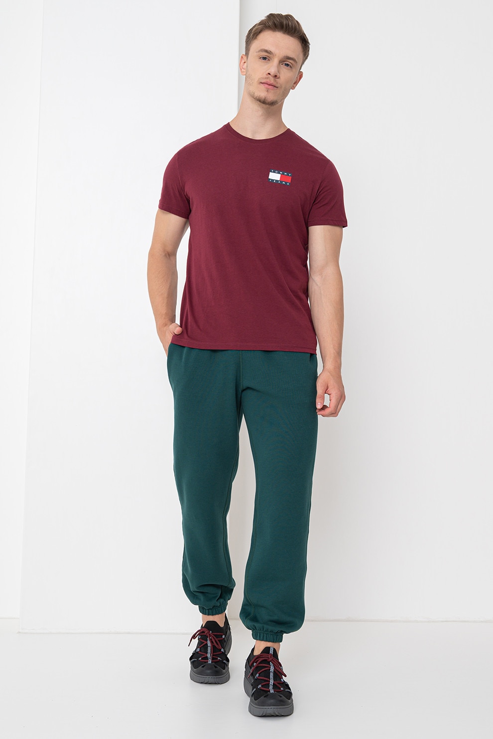 Tommy Hilfiger, Pantaloni de trening cu croiala regular-fit si buzunare laterale, Verde englez, M