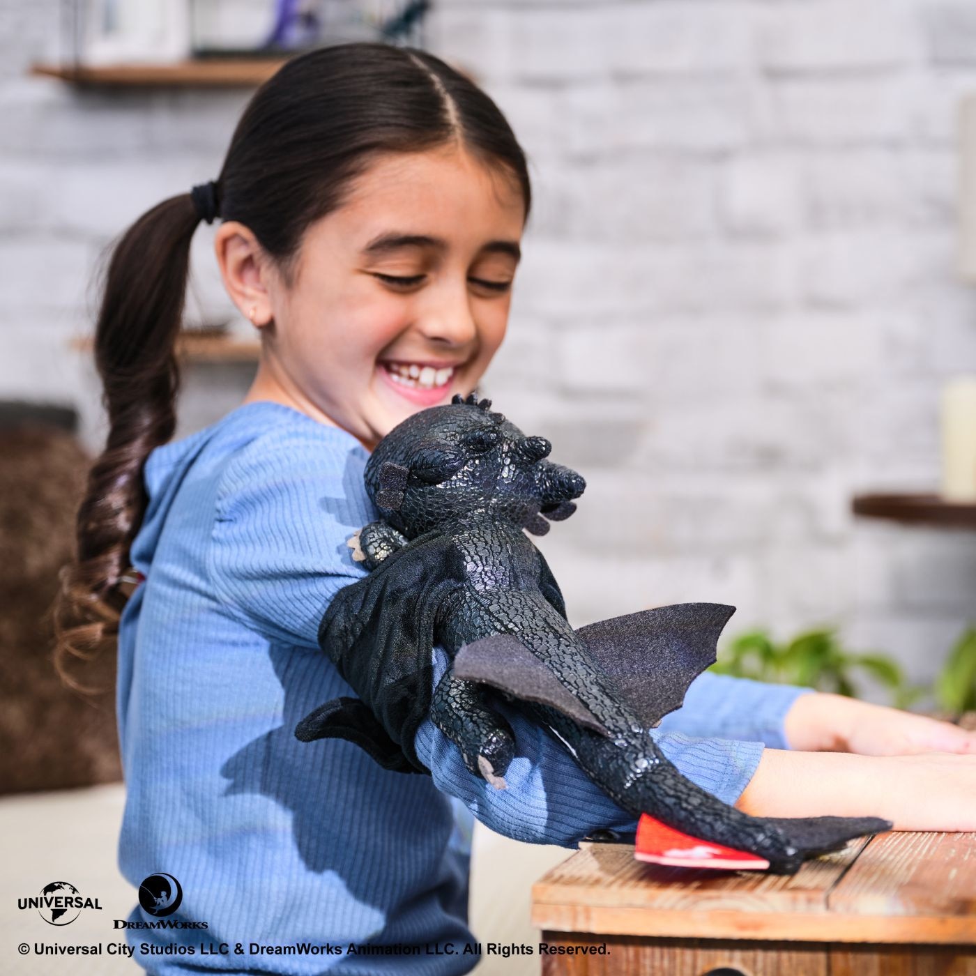 HAGUです！ Figurina How to train your dragon - Hug & Glide Toothless - eMAG.ro