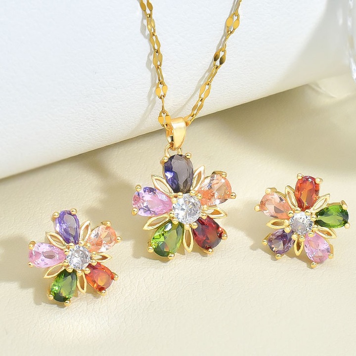 Set "Inflorirea Vibranta" - Pandantiv, Lant si Cercei cu Design de Floare cu Cinci Petale, Zircon 3A Colorat si Cupru Placat cu Aur 18K + Lant din Otel Titan Placat cu Aur 18K - Bijuterii Elegante