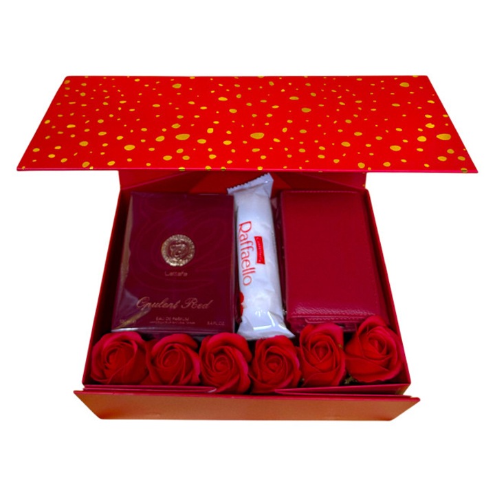 Pachet Red Desire, Parfum arabesc Lattafa Opulent Red 100 ml, portofel elegant, Raffaello 40g si 6 trandafiri sapun