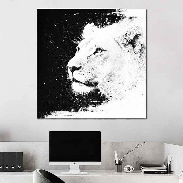 Премиум картина върху платно, LuxCanva® M1371, Кралицата на джунглата, 100 X 100 см, 100% памучно платно 400 г/м2, дървена рамка, Лъвица, черно и бяло, картина, абстрактно, портрет, профил, визия, чистота, благородство, офис, хол, детска стая