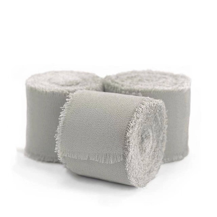 Selyemszalag, szürke, 4cm x 5m, sifonból, rojtos szélekkel, esküvői meghívókhoz, keresztelőhöz, virágdíszekhez, ajándékokhoz, menyasszonyi csokrokhoz