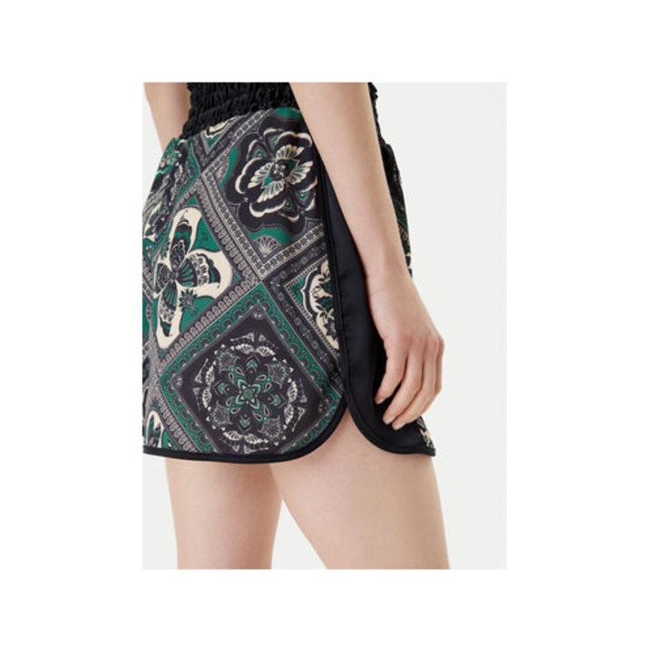 Magas derekú és rugalmas rövidnadrág