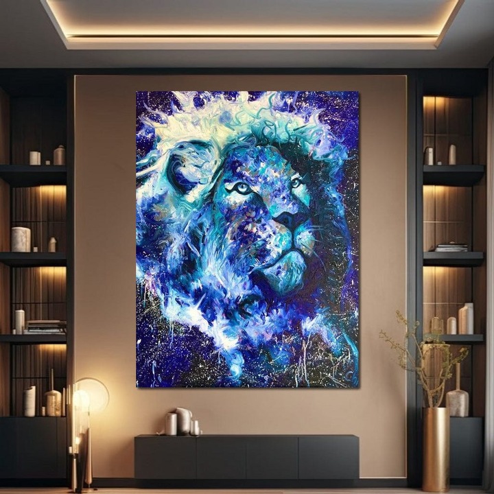 Премиум картина върху платно, LuxCanva® M1372, Космическо сияние, 90 X 120 см, 100% памучно платно 400 г/м2, дървена рамка, Вселена, Звезди, Синьо, Лъв, Животно, Сила, Светлина, Аврора, Мистерия, Енергия, Абстрактно изкуство, Офис, Хол, Детска стая
