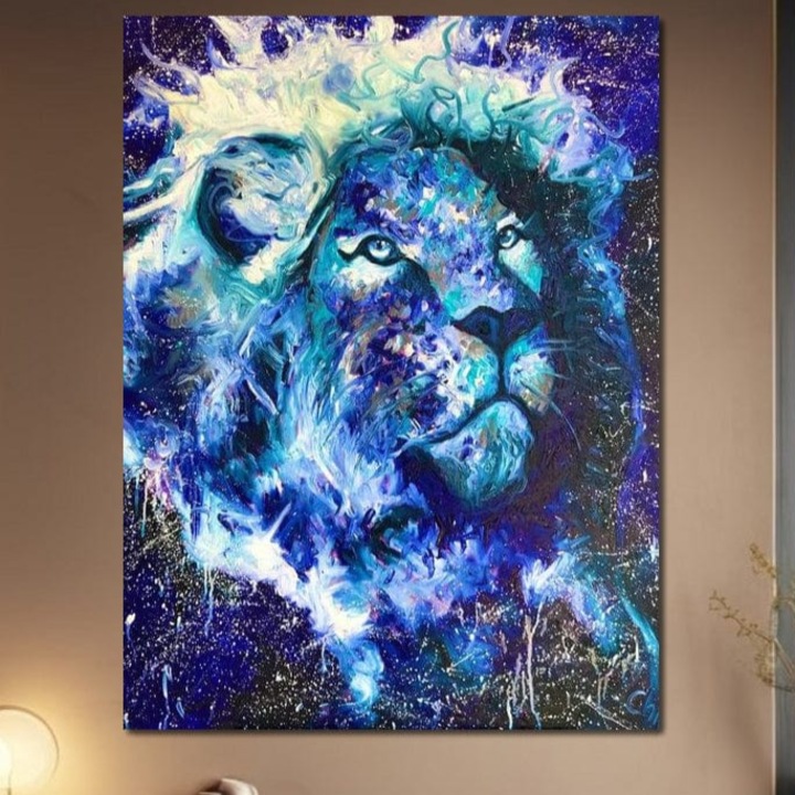 Tablou Canvas Premium, LuxCanva® M1372, Stralucire Cosmica, 45 X 60 CM, Panza Bumbac 100% 400g/m2, Sasiu Lemn, Univers, Stele, Albastru, Leu, Animal, Putere, Lumina, Aurora, Mister, Energie, Arta Abstracta, Birou, Living, Camera Copil