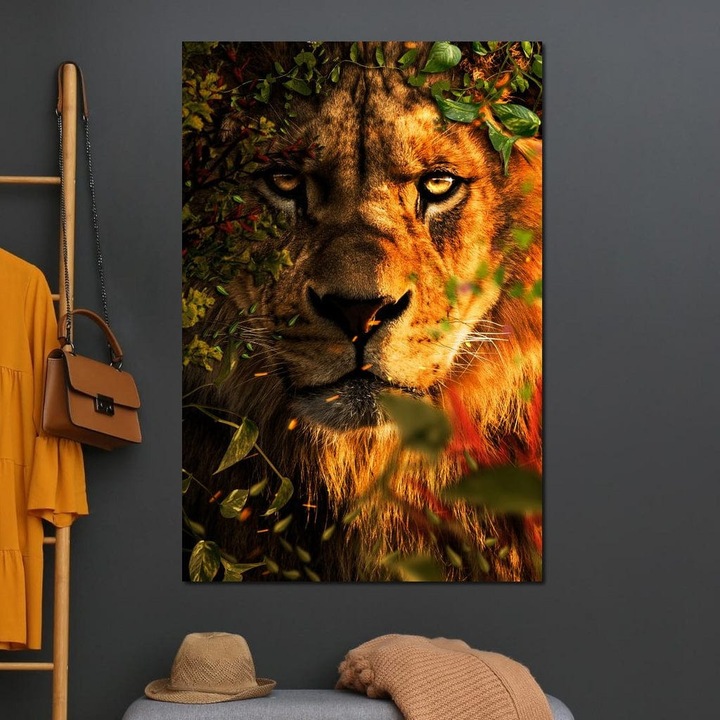 Премиум Канава Пано, LuxCanva® M1374, Императорът от Листа, 70 X 100 СМ, Плат 100% Памук 400гр/м2, Дървена Рамка, Природа, Джунгла, Листа, Камуфлаж, Ловец, Животно, Лъв, Крал, Поглед, Офис, Всекидневна, Детска Стая