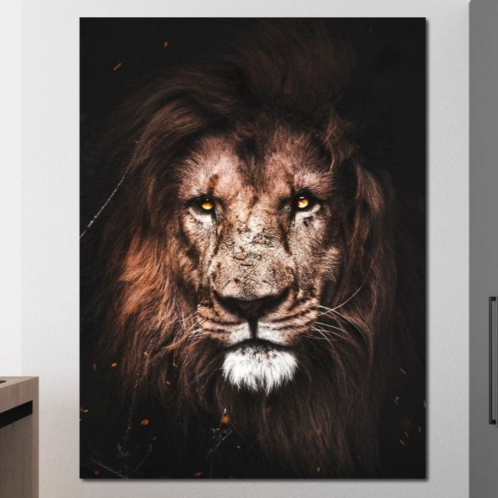 Tablou Canvas Premium, LuxCanva® M1383, Intentie Ascunsa, 45 X 60 CM, Panza Bumbac 100% 400g/m2, Sasiu Lemn, Privire, Foc, Intunecat, Mister, Forta, Maretie, Ancestral, Salbatic, Animal, Leu, Regele Junglei, Birou, Living, Camera Copil