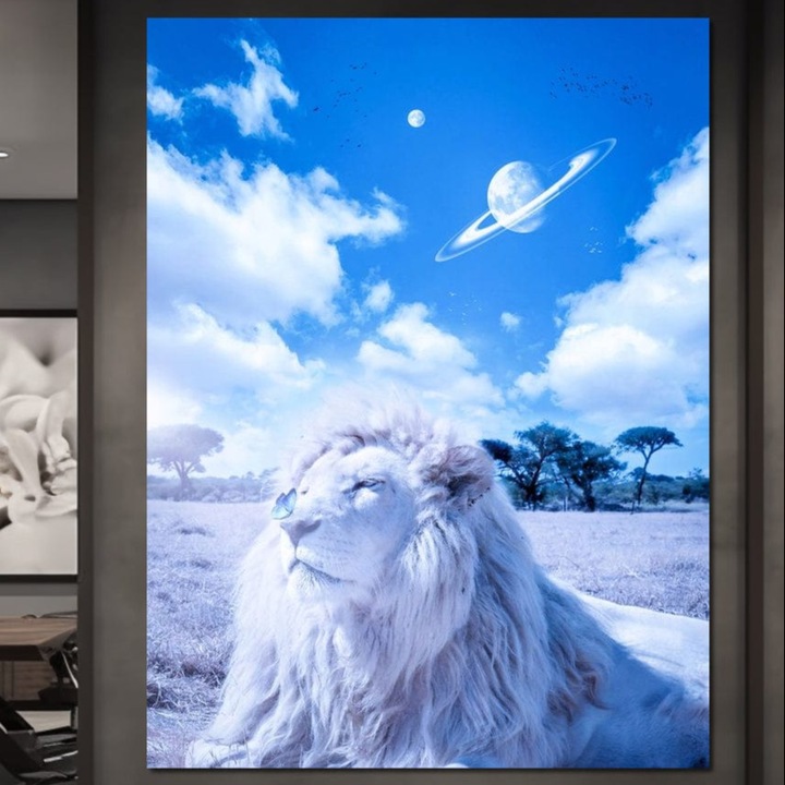 Tablou Canvas Premium, LuxCanva® M1391, Gardianul Planetelor, 75 X 100 CM, Panza Bumbac 100% 400g/m2, Sasiu Lemn, Leu, Planete, Luna, Saturn, Cer, Senin, Lumina, Splendoare, Fluture, Savana, Birou, Living, Camera Copil