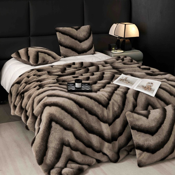 Set Patura CHIRASO, Model Blana de Nurca artificiala, Tip pilota cu fermoar, 200x230cm si 2 Fete de Perna 50x50cm, pentru Pat Dublu, maro-maro inchis