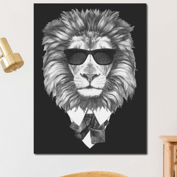 Tablou Canvas Premium, LuxCanva® M1394, Regele cu Stil, 45 X 60 CM, Panza Bumbac 100% 400g/m2, Sasiu Lemn, Cool, Gentleman, Boss, Costum, Elegant, Ochelari, Leu, Animal, Salbatic, Moda, Birou, Living, Camera Copil