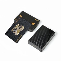 Set carti de joc premium, design negru cu simboluri aurii, rezistente la uzura, ideale pentru poker, magie sau colectie