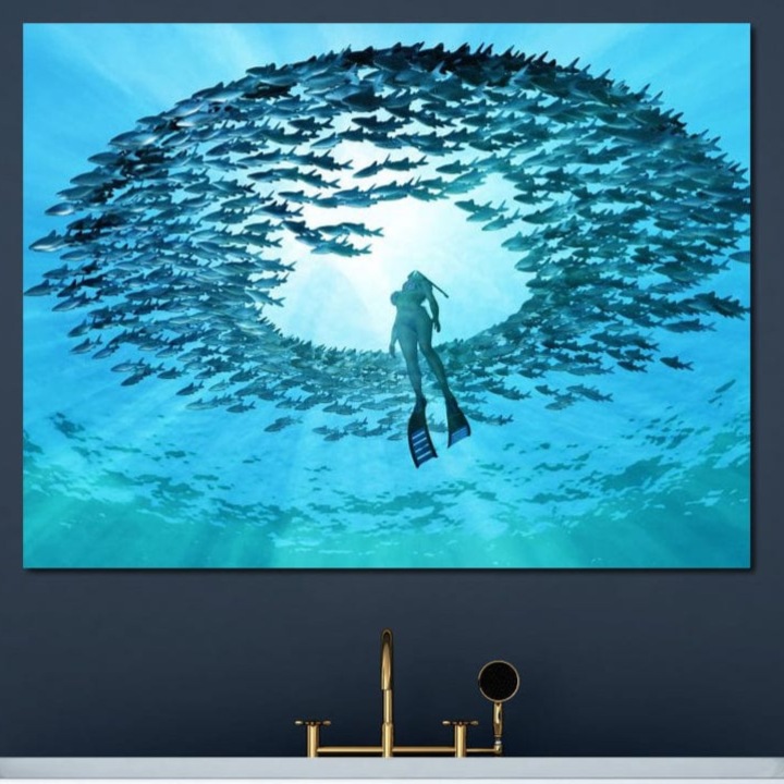 Tablou Canvas Premium, LuxCanva® M1415, Imbratisarea Oceanului, 90 X 120 CM, Panza Bumbac 100% 400g/m2, Sasiu Lemn, Scafandru, Apa, Ocean, Pesti, Cerc, Vartej, Adancuri, Lumina, Dans, Birou, Living, Camera Copil