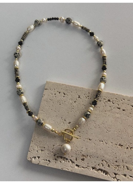 Colier Gold Plated cu Perle de cultura, Jasp Dalmatian, margele, pandativ rotund si finisaje placate cu aur 18 karate, 25 cm lungime