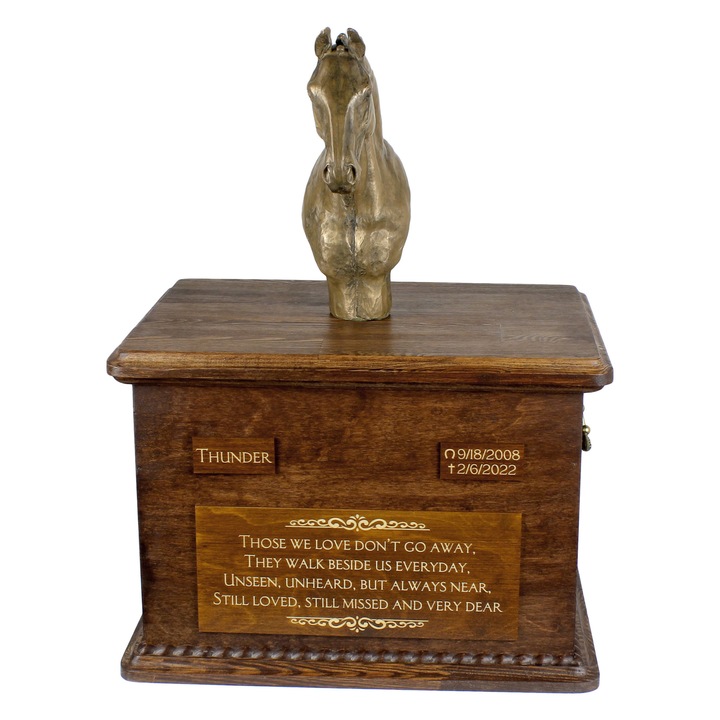 Urna personalizata pentru cenusa cailor, Art-Dog, 40x30x28cm, din lemn de mesteacan cu statueta din bronz