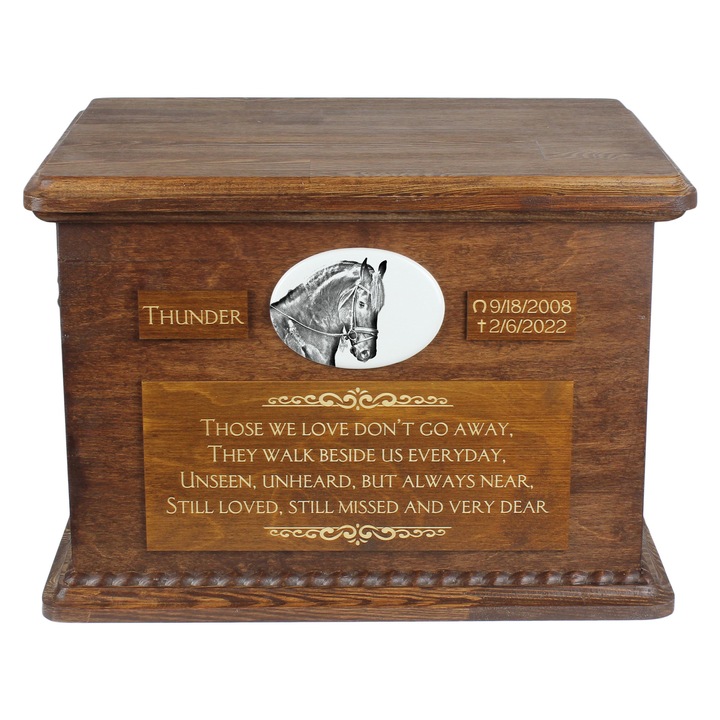 Urna personalizata pentru prohii de cal, Art-Dog, 40x30x28cm, lemn de mesteacan, cu manere din alama