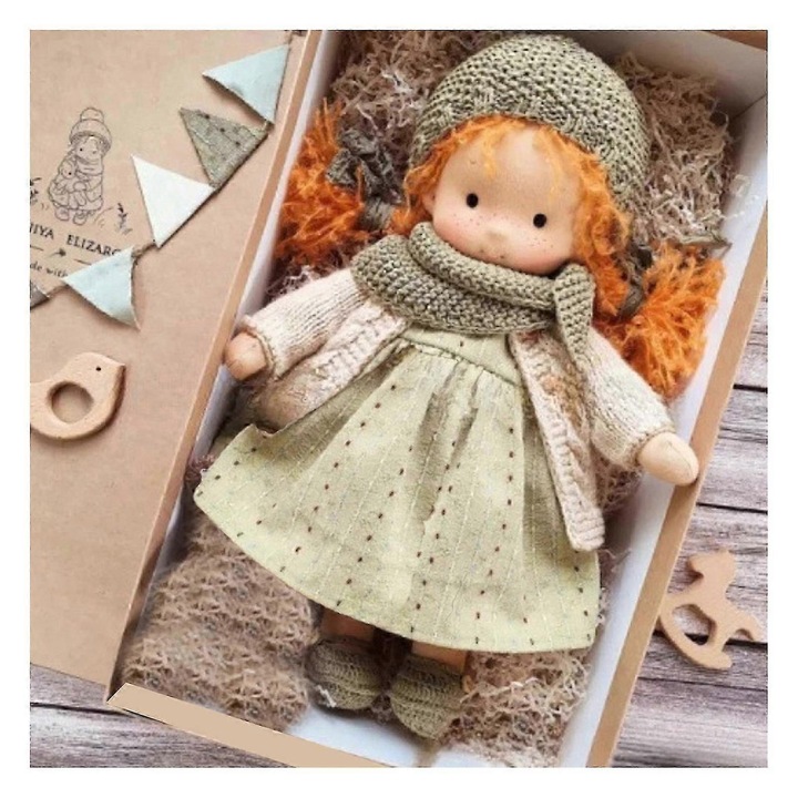 Kézzel készített baba, 30cm, élénk színek, puha és tartós anyag