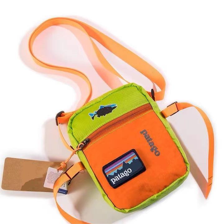 Чанта Patagonia Mini Crossbody, цвят Dopamine, водоустойчива, оранжева и зелена, 16см x 20см x 5см