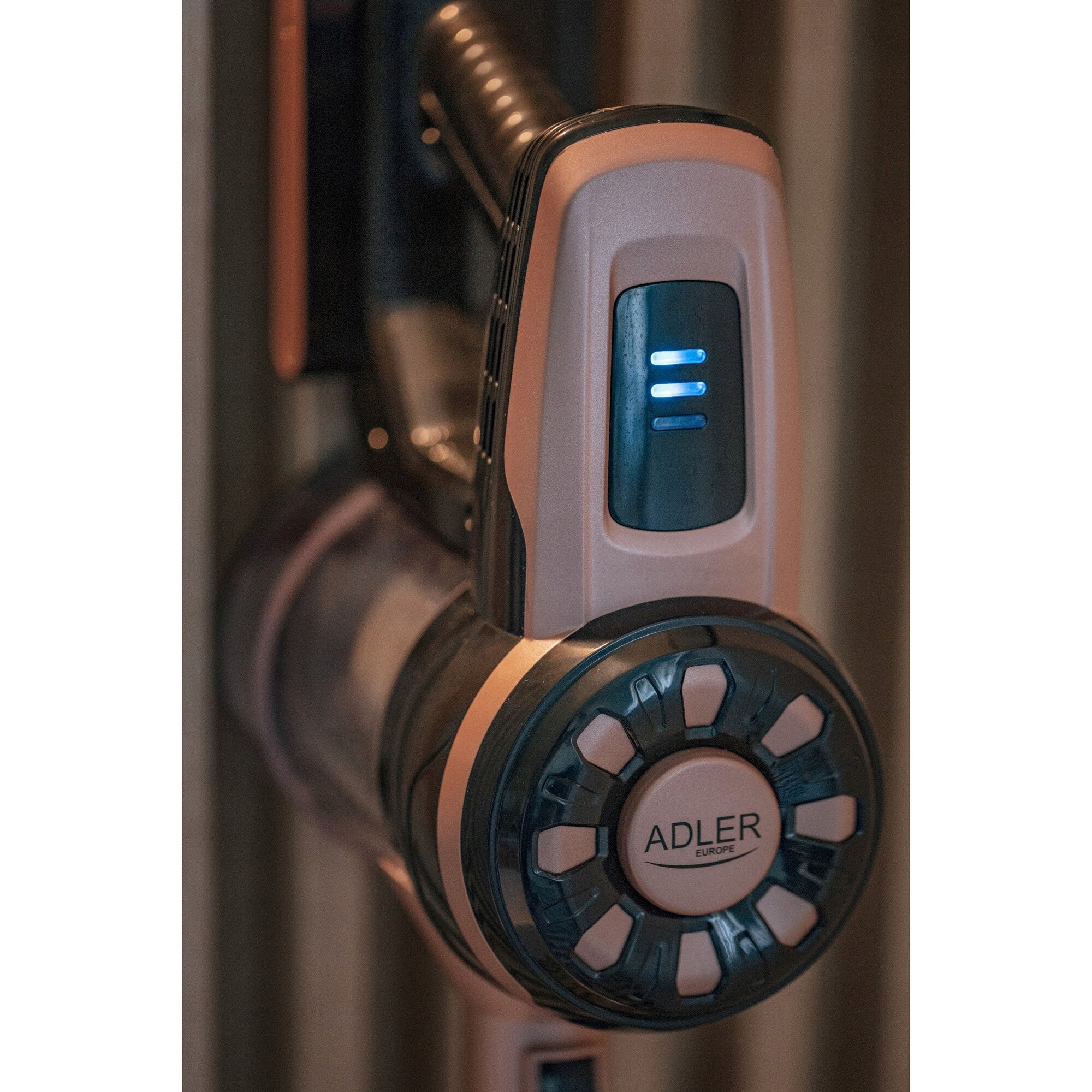 Aspirator vertical fără sac ADLER AD 7044, putere 250 W, funcție Turbo, LED, 0,8L