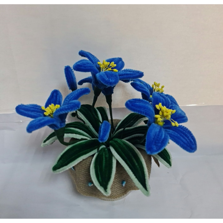 Aranjament floral din sarma plusata