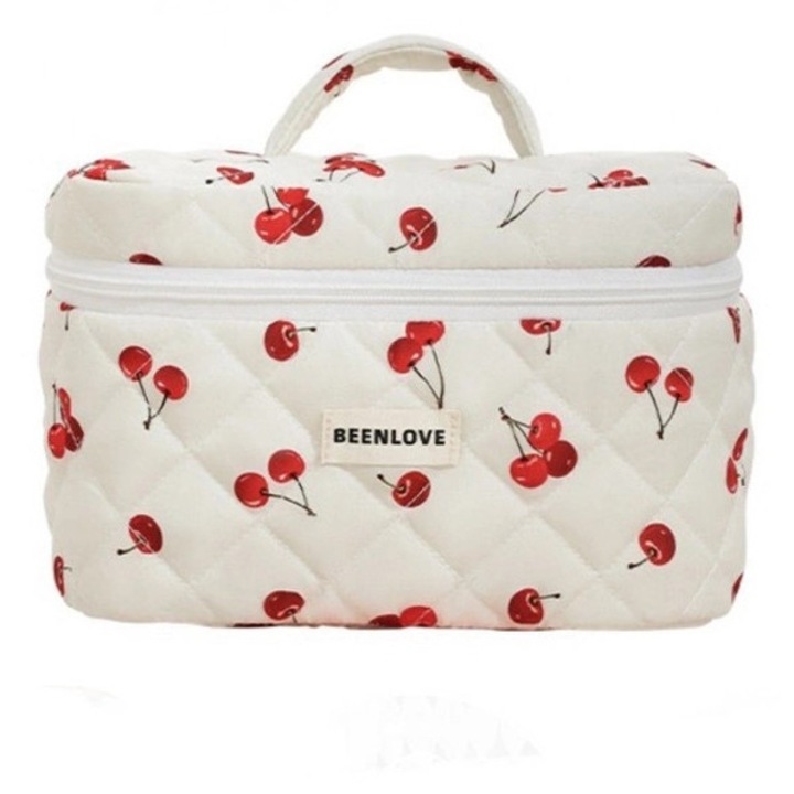 Női kozmetikai táska, koffer típusú, négyzetes, steppelt anyagból, cseresznye mintával, 25.5x17x17 cm