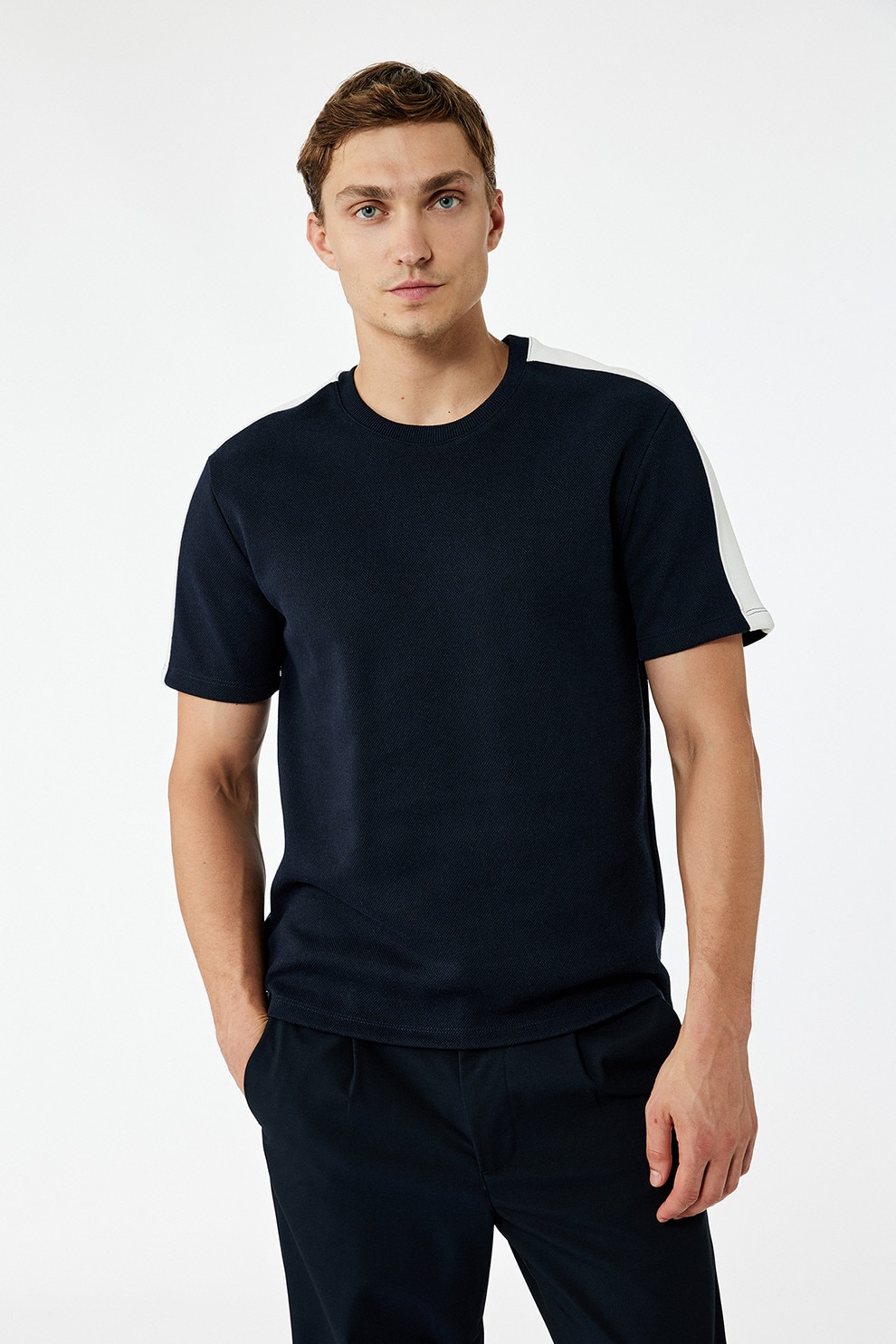 KOTON, Tricou cu decolteu la baza gatului si maneci cu benzi contrastante, Albastru ultramarin, S