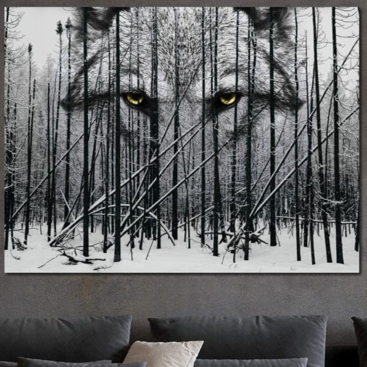 Tablou Canvas Premium, LuxCanva® M1458, Paznic in Umbra Padurii, 75 X 100 CM, Panza Bumbac 100% 400g/m2, Sasiu Lemn, Ochi, Privire, Gardian, Veghe, Lup, Padure, Zapada, Iarna, Copaci, Pustietate, Natura, Birou, Living, Camera Copil