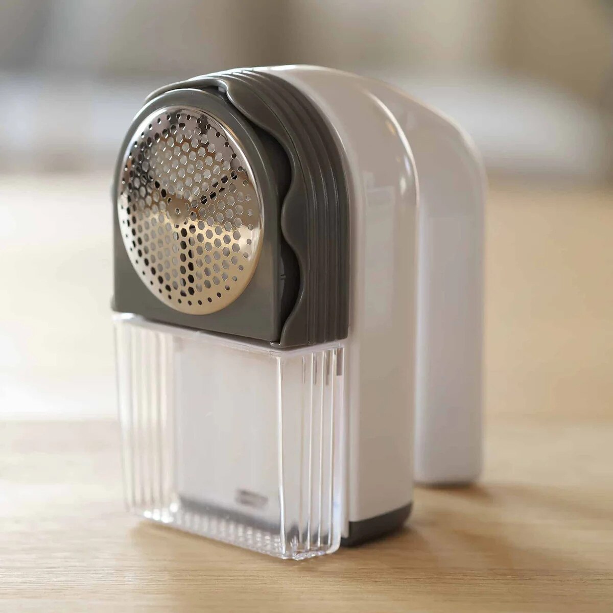 Aparat de curatat scame Guardian, Textile Shaver, curatare eficienta a tuturor tipurilor de tesaturi, design ergonomic, functionare cu baterii, usor de curatat, alb