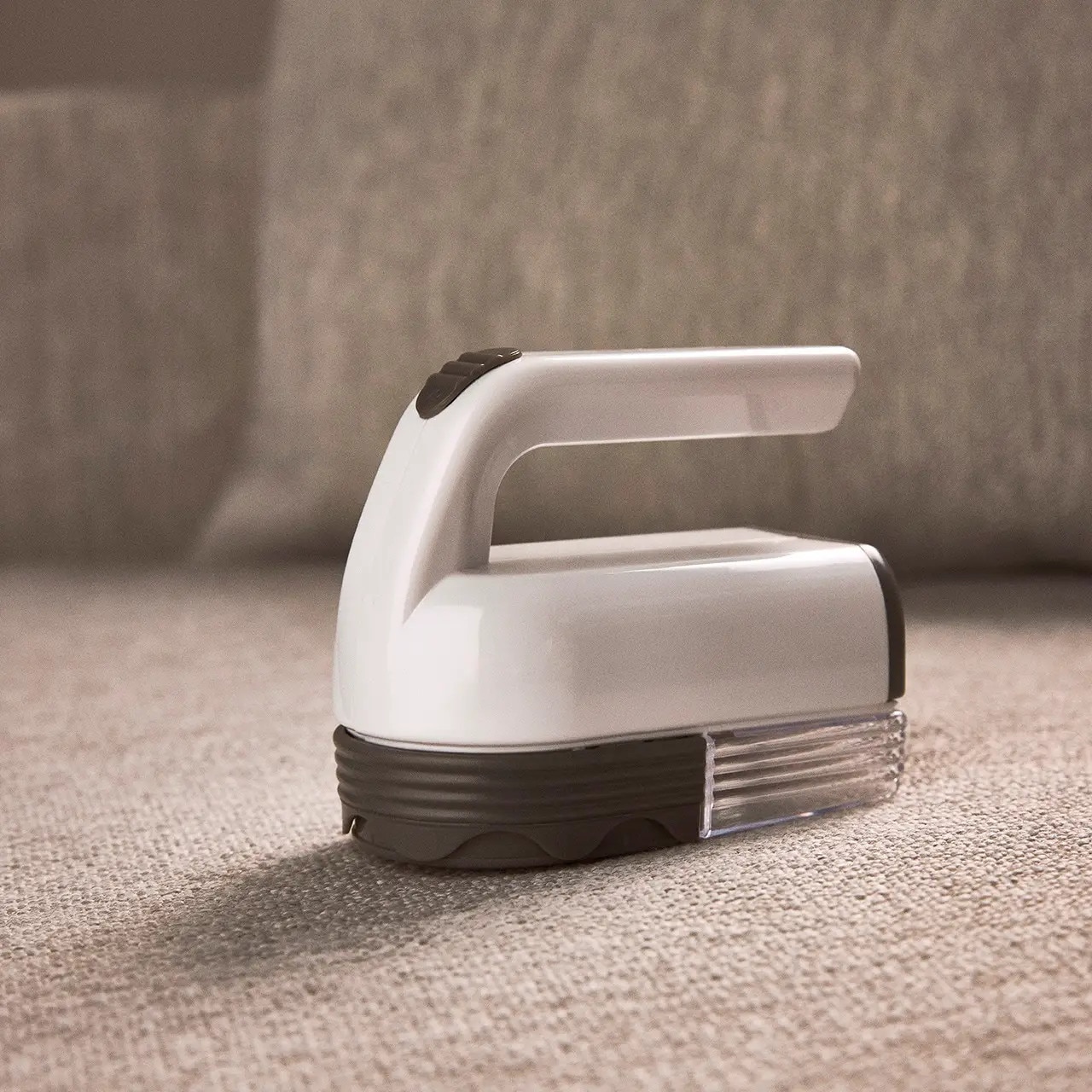 Aparat de curatat scame Guardian, Textile Shaver, curatare eficienta a tuturor tipurilor de tesaturi, design ergonomic, functionare cu baterii, usor de curatat, alb
