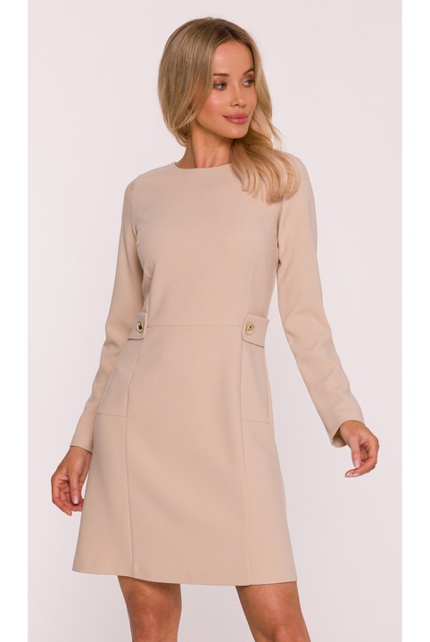 S419 bézs mini ruha hosszú ujjakkal, kerek nyakkivágással, dekoratív pántokkal a derékrészen arany gombokkal, sima anyag puha felülettel, cipzáras záródás hátul, Bézs