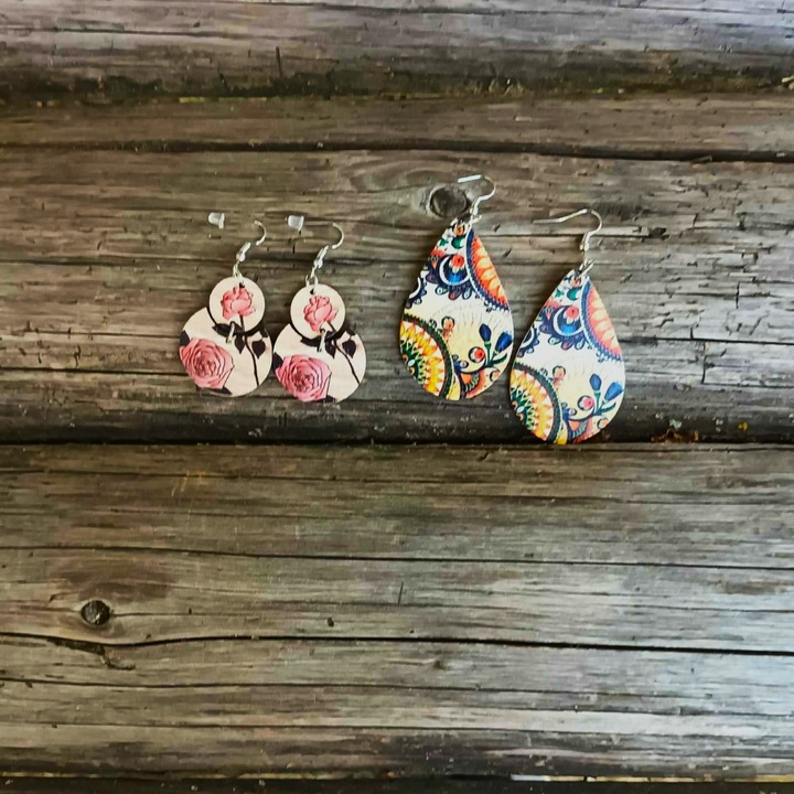 Set 2 perechi de cercei din lemn, cu tortita metalica, lungi, multicolor