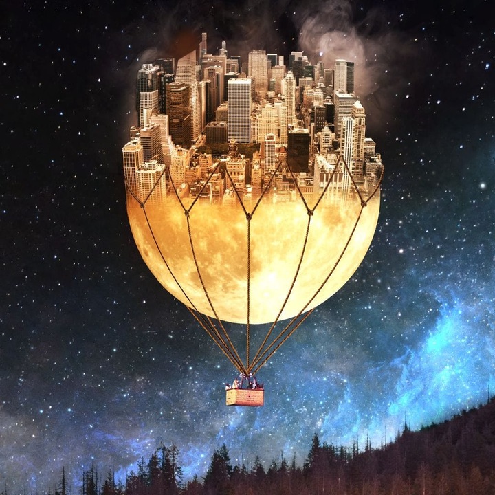 Картина, LuxCanva® O1016, Летящият град, 100 X 135 CM, 100% Памучно платно 400гр/м2, Подрамка, Дърво, Луна, Балон, Космически, Мечтание, Фантастичен, Звезди, Небе, Плаващ, Висящ, Вселена, Ониричен, Въображаем, Пътешествие, Дом, Офис, Всекидневна, Спалня