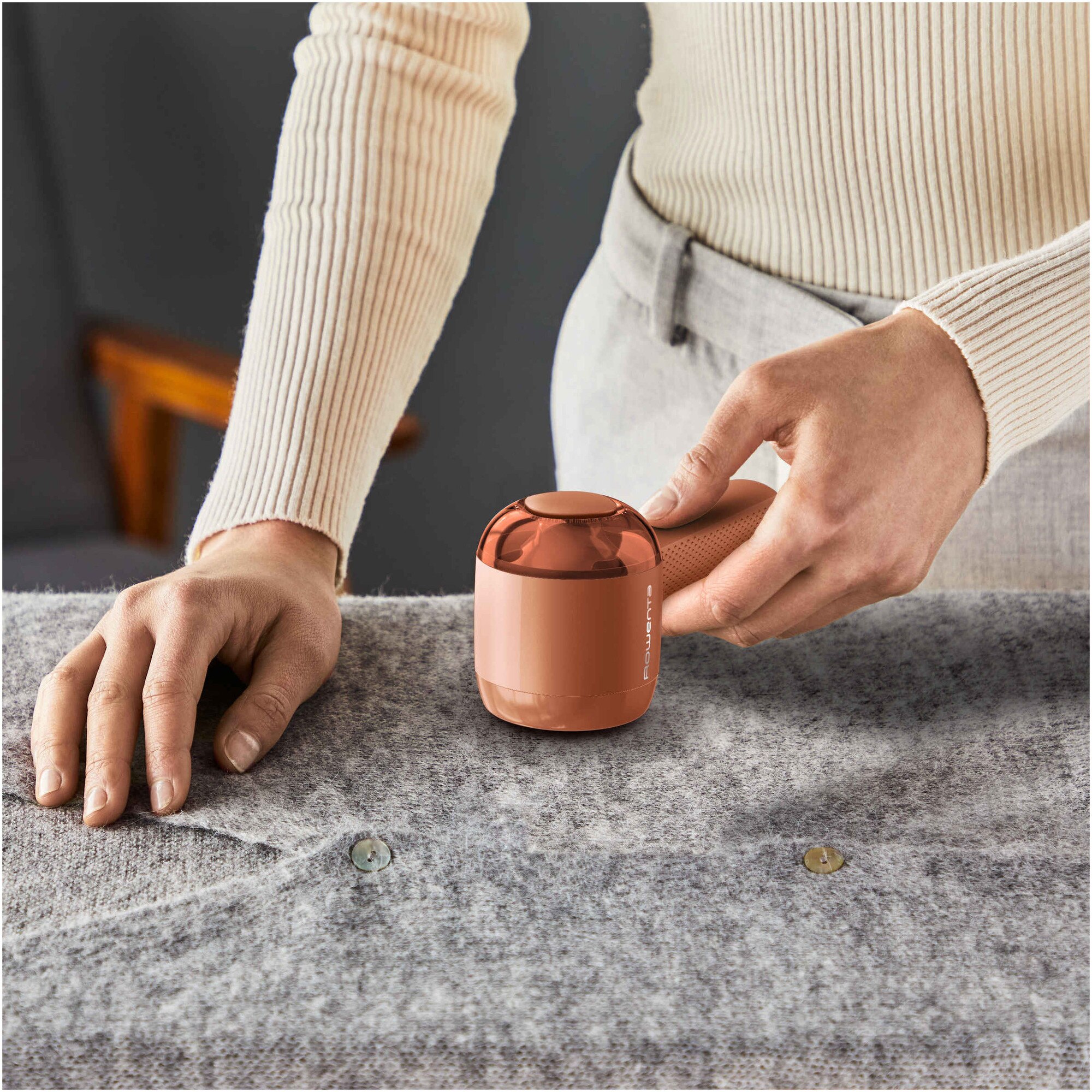 Aparat de curatat scame Rowenta Easy Care JA8001E0, autonomie 60 minute, perie de curatare, cablu incarcare USB-C, maner ergonomic, teracotta