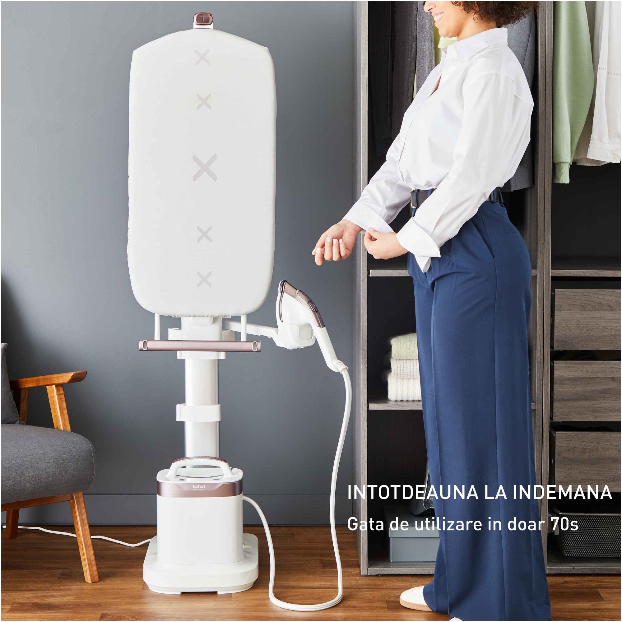 Aparat de calcat vertical cu abur Tefal Ixeo Vision QT1811E0, 2170W, jet de abur 200 g/min, abur variabil 0-80 g/min, 3 trepte de putere, rezervor apa 1.2L, incalzire in 70 sec, oprire automata, iluminare LED, alb & roz