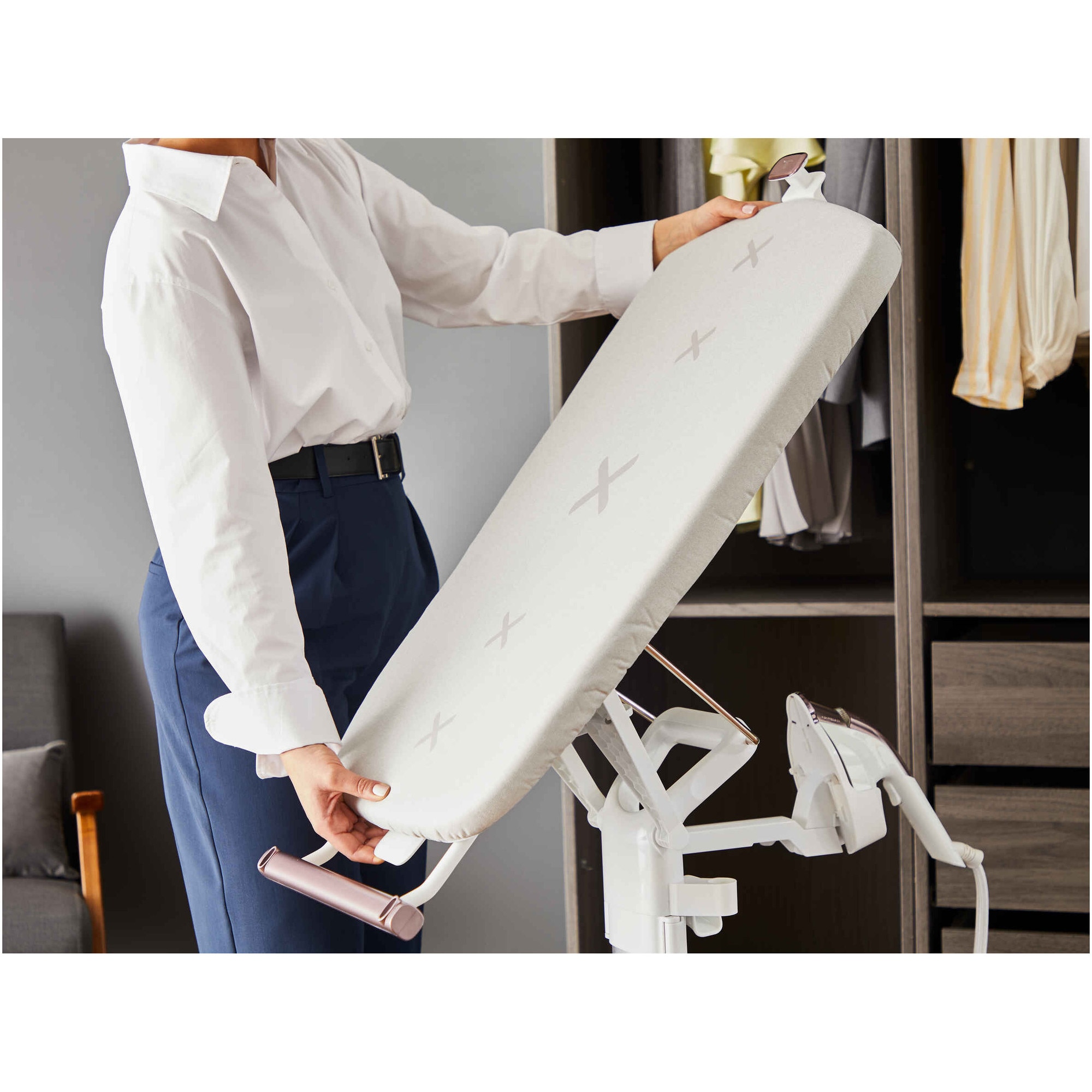 Aparat de calcat vertical cu abur Tefal Ixeo Vision QT1811E0, 2170W, jet de abur 200 g/min, abur variabil 0-80 g/min, 3 trepte de putere, rezervor apa 1.2L, incalzire in 70 sec, oprire automata, iluminare LED, alb & roz