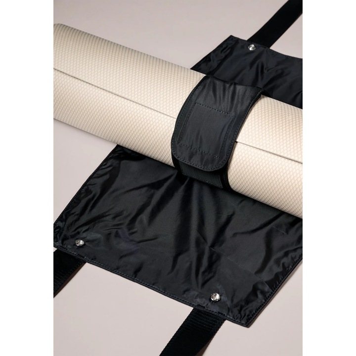 Casall Yoga Mat Carrier sporttáska, minimalista dizájn, újrahasznosított anyag, fekete szín, mérete 30x70cm