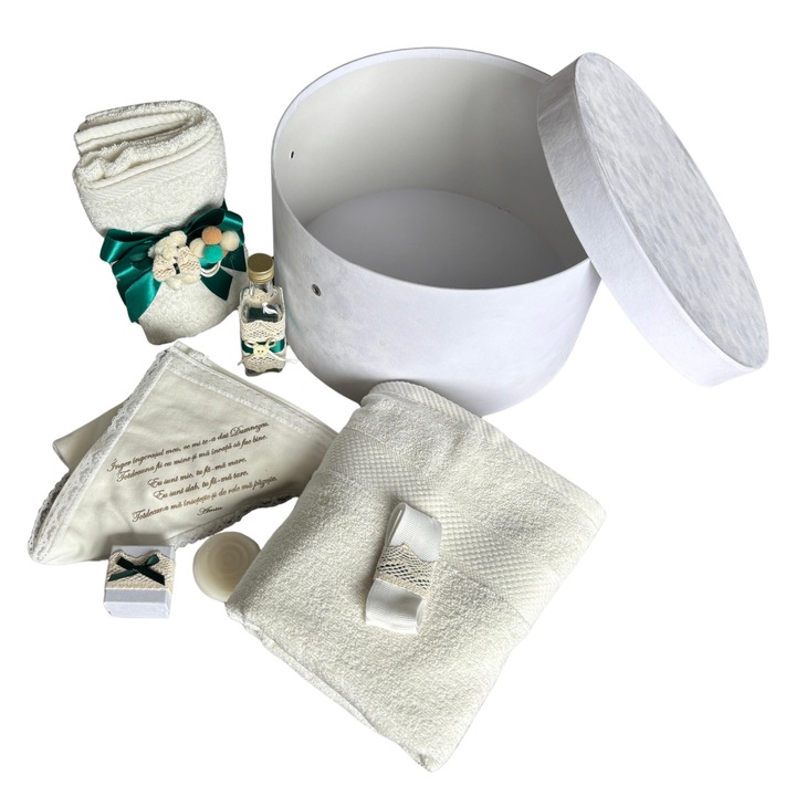Trusou botez, complet, alb/verde, 7 piese, ursulet + cutie catifea