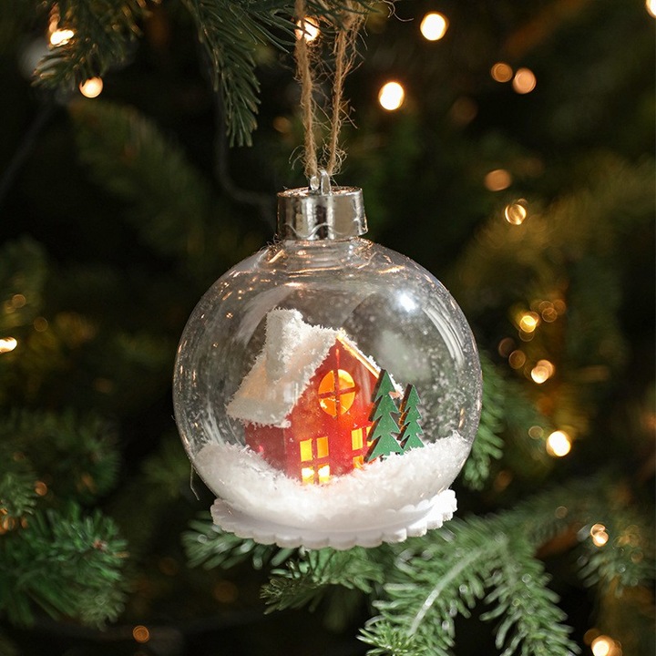 Glob pentru Bradul de Craciun LED, Leski, Model A, Glob Transparent cu Figurina Casa si Braduti iluminat LED, Diametrul 10 cm, Baza Solida, Transparent